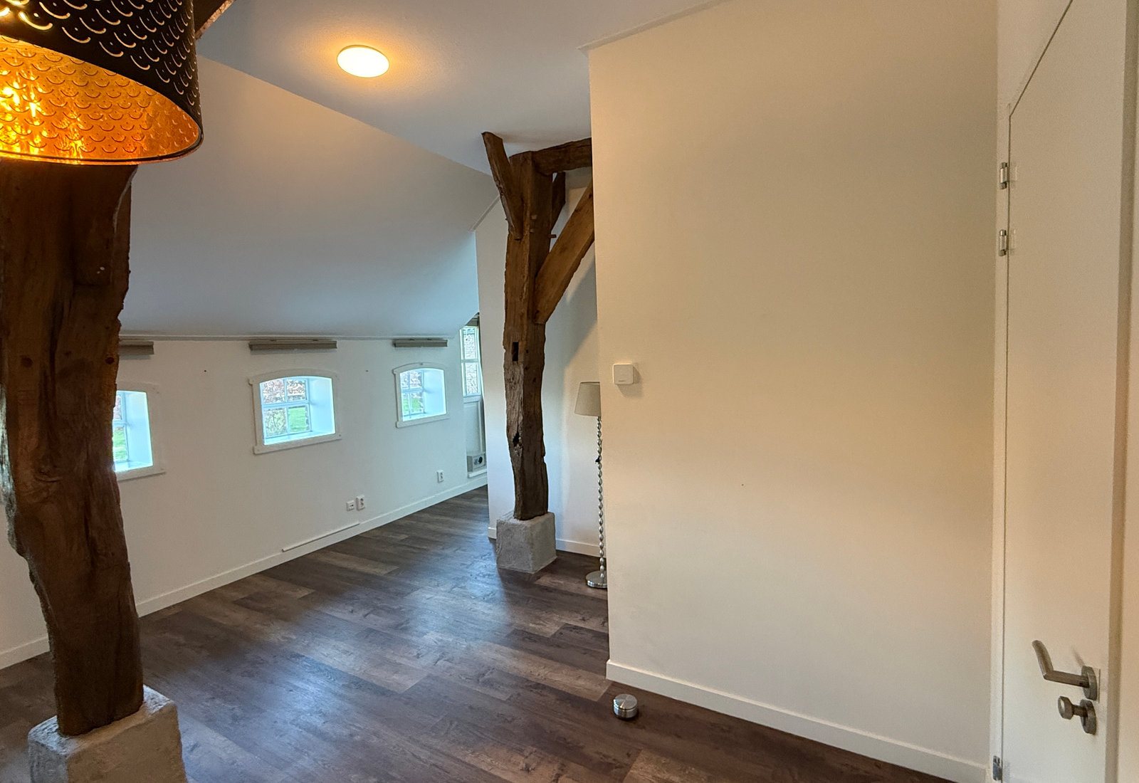 De lichte binnenruimte met oude houten balken