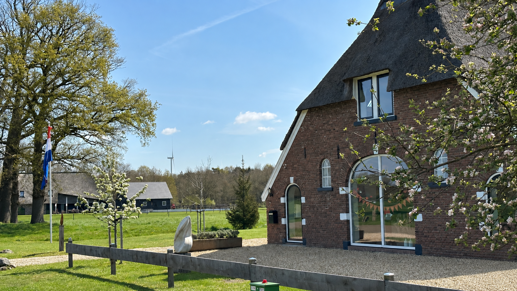 Hoeve de Klumpe in het groene landschap van Holthone